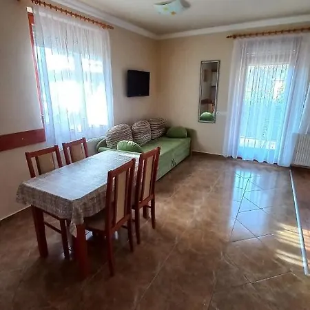 Nefelejcs Fagyizo Es Apartmanhaz Kistolmacs Exterior photo