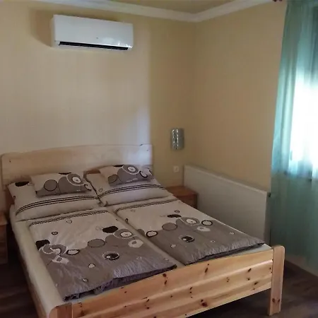 Nefelejcs Fagyizo Es Apartmanhaz Kistolmacs Exterior photo