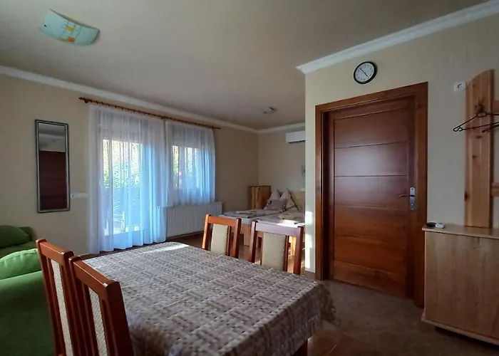 Nefelejcs Fagyizo Es Apartmanhaz