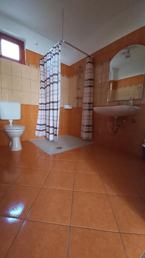 Apartment Nefelejcs Fagyizo Es Apartmanhaz Kistolmacs