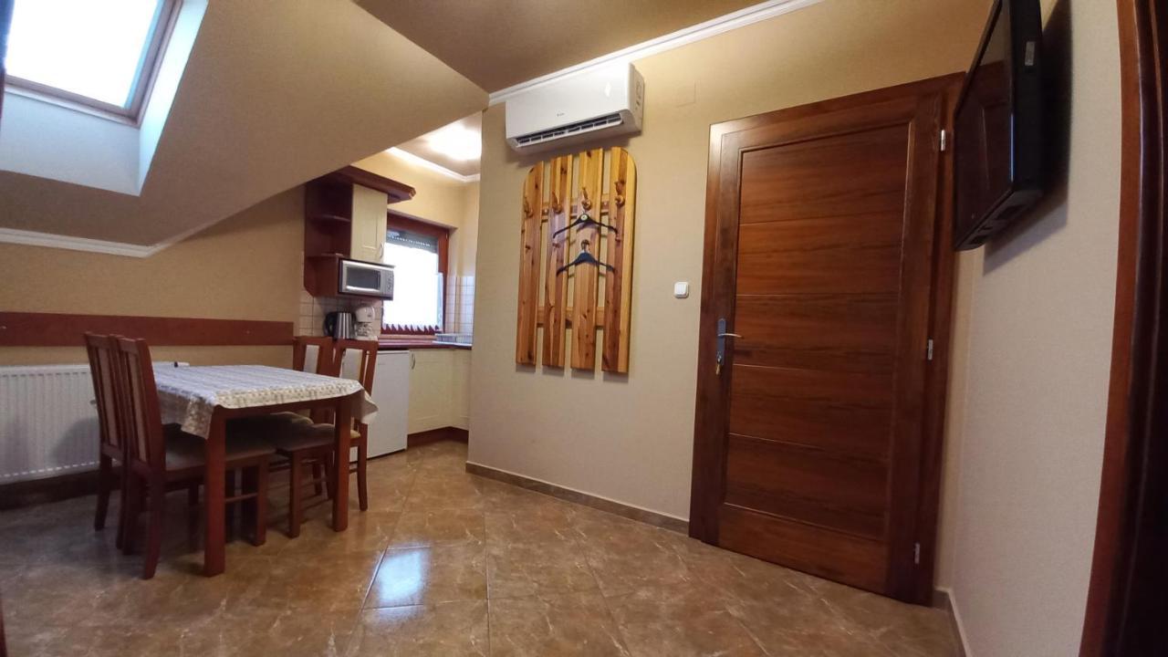 Nefelejcs Fagyizo Es Apartmanhaz